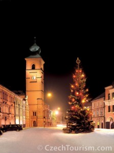 Většina mikulášských akcí pro veřejnost se odehrává již pod rozsvíceným vánočním stromem. Tento měli v Litomyšli.  Foto Czechtourism