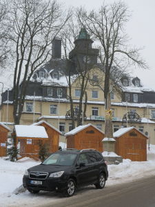 Oberwiesenthal má pěkné náměstí, kde ještě nebyly zrušeny stánky vánočního trhu.