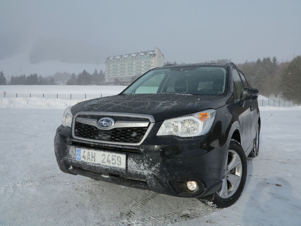 Na prostorném parkovišti měl Subaru Forester sólo – auta lyžařů se vešla na bližší parkoviště na kraji silničky pod lanovkami.