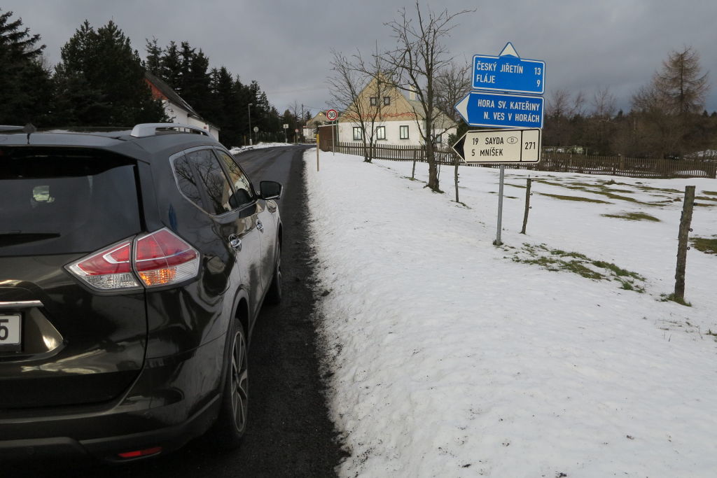 Za Klíny jsme na rozcestí zvolili „německou“ variantu, která se jeví s ohledem na kvalitu silnice i její ošetřování při cestě do Českého Jiřetína mnohem výhodnější. 