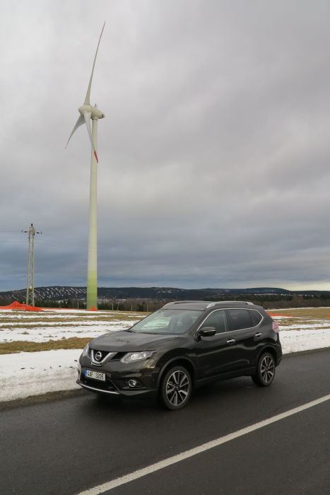 Na hřebenech Krušných hor nejsou jen skiareály, ale také velmi často větrné elektrárny.