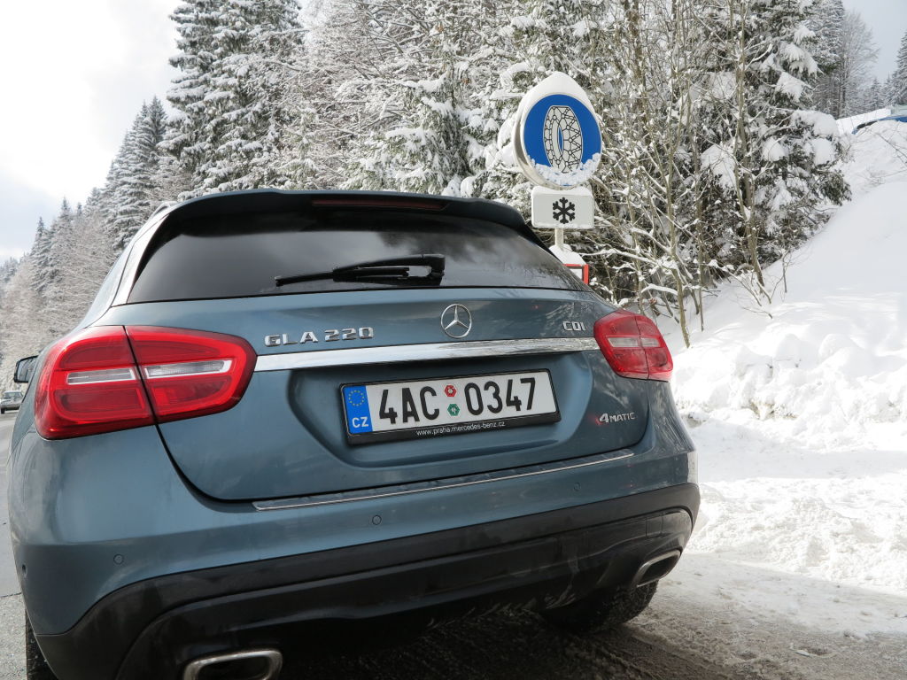 Při cestě do hor nezapomeňte na sněhové řetězy, leckde jsou za určité sněhové situace povinné. Mercedes GLA je nepotřeboval…