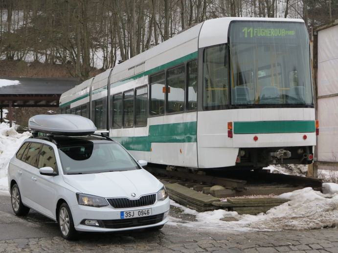 Tramvaj na parkovišti areálu Herlíkovice-Bubákov je zatím jen atrakce, ale časem v ní dostanete i občerstvení. 