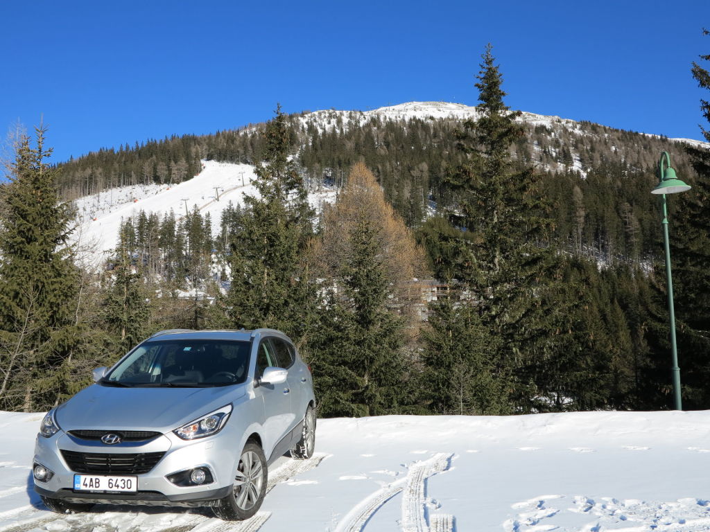 Hyundai ix35 nás pohodlně, spolehlivě a s rezervou v podobě pohonu 4x4 na zimní podmínky dovezlo pod korutanské sjezdovky. Zde konkrétně na Katschberg. 