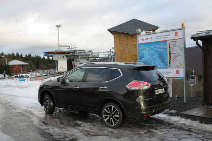Nissan X-Trail si díky pohonu 4x4 dokázal poradit také s ledem na parkovišti skiareálu Klíny.